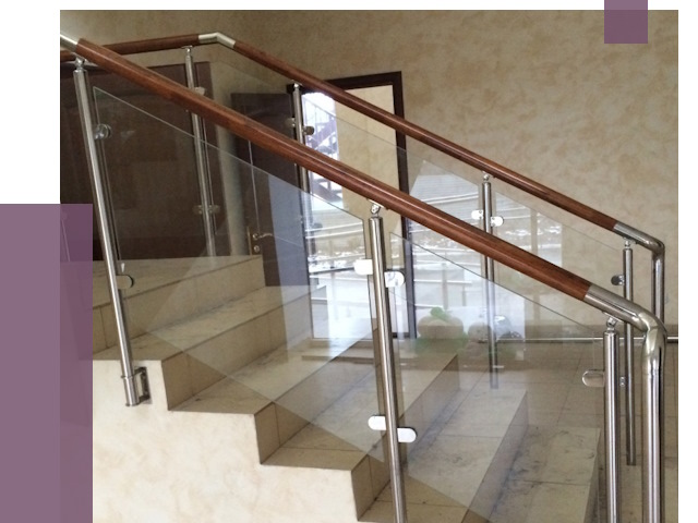 Комбинированные перила из металла и дерева в Ржеве